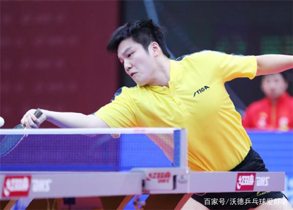 非洲巨星！塞拉利昂球员赛后争相与萨拉赫合影.